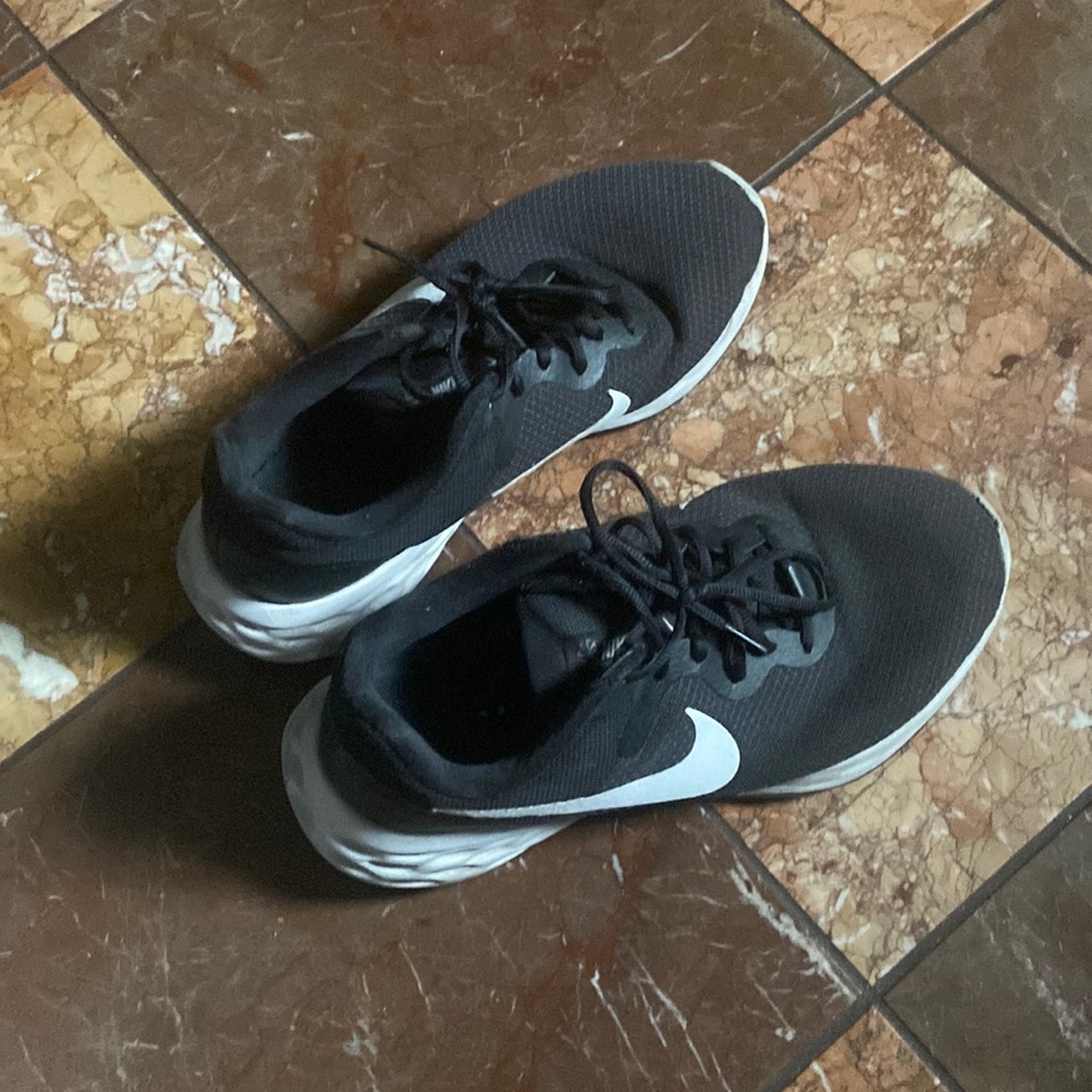 MEN SIZE 10 Nike Running shoes